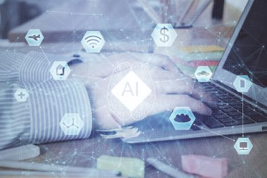 Teknoloji temalı dizüstü bilgisayarla çalışan bir iş adamı. Büyük veri kavramı. Çift pozlama.