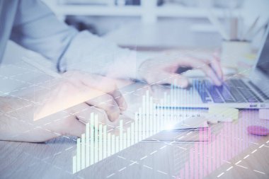 Adam ile mali grafik multi pozlama arka planda ofiste çalışır. Analiz kavramı.