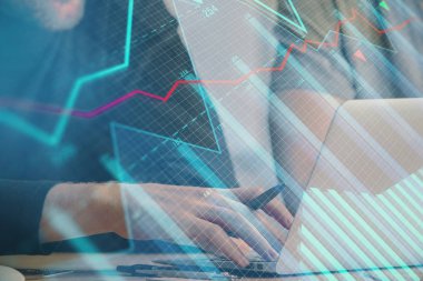 Arka planda ofiste bilgisayarda işadamı yazarak Forex grafiği. Analiz kavramı. Çift Pozlama.