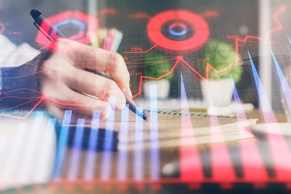 Gráficos de divisas financieras que se muestran en las mujeres mano tomando notas de fondo. Concepto de investigación. Doble exposición —  Fotos de Stock