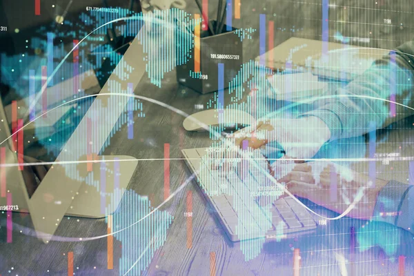 Multi exposición de hombre de negocios que trabaja en el ordenador portátil en segundo plano. Holograma de negocios internacionales al frente. Concepto de éxito . —  Fotos de Stock