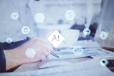 Teknoloji temalı çoklu pozlama çizimleri olan insan elleri.