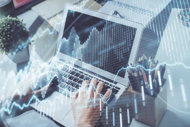 Borsa grafik arka plan ile kahve fincan ile işadamları elleri çift pozlama. Araştırma ve ticaret kavramı.