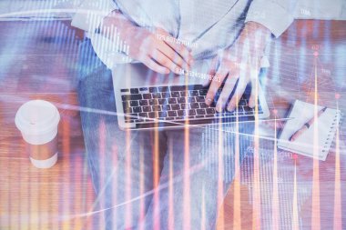 Borsa grafik arka plan ile kahve fincan ile işadamları elleri çift pozlama. Araştırma ve ticaret kavramı.