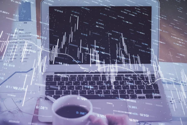 Διάγραμμα χρηματιστηρίου και πίνακας με φόντο τον υπολογιστή. Διπλή έκθεση. Έννοια της χρηματοοικονομικής ανάλυσης. — Φωτογραφία Αρχείου