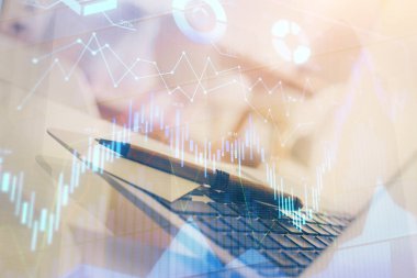 Masası ve kişisel bilgisayarı olan borsa grafiği. Çoklu maruz kalma. Mali analiz kavramı.