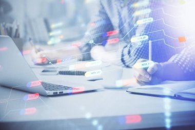 Teknoloji temalı hologramı olan bilgisayar geçmişi olan bir iş adamı. Yüksek teknoloji kavramı. Çoklu pozlama.