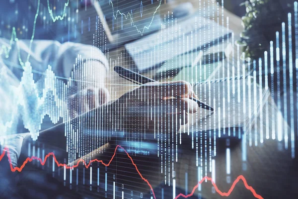 Finansiella Forex diagram visas på kvinnans hand tar anteckningar bakgrund. Begreppet forskning. Dubbel exponering — Stockfoto