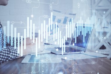 Adam ile mali grafik multi pozlama arka planda ofiste çalışır. Analiz kavramı.