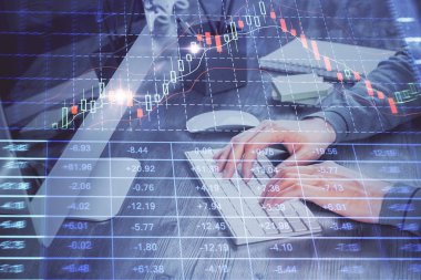 Adam ile mali grafik çift pozlama arka planda ofiste çalışır. Analiz kavramı.