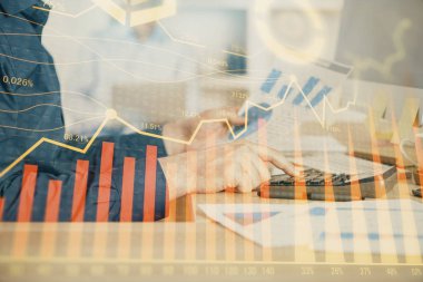 Adam arka planda ofiste bilgisayarda yazarak grafik çift pozlama. Zor iş kavramı. Closeup.