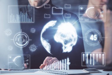 Arka planda ofiste bilgisayarda çalışan işadamı ile Forex grafiği. Analiz kavramı. Çift Pozlama.