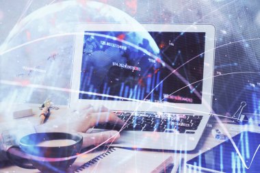 Arka planda ofiste bilgisayarda çalışan işadamı ile Forex grafiği. Sert çalışma kavramı. Çift Pozlama.