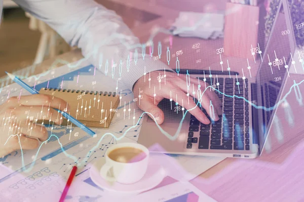 Gráfico de Forex con hombre de negocios que trabaja en la computadora en la oficina en segundo plano. Concepto de trabajador. Exposición múltiple . —  Fotos de Stock