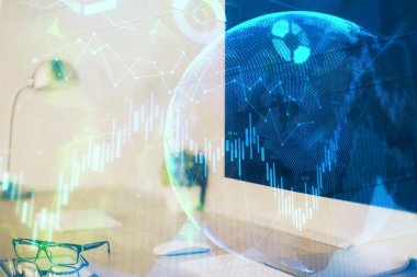 Masası ve kişisel bilgisayarı olan borsa grafiği. Çifte maruziyet. Mali analiz kavramı.