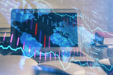 Finansal pazar grafiği hologramı ve kişisel bilgisayar arka planda. Çoklu maruz kalma. Önx kavramı.