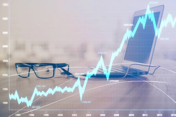 Grafico di borsa su sfondo con scrivania e personal computer. Doppia esposizione. Concetto di analisi finanziaria. — Foto Stock