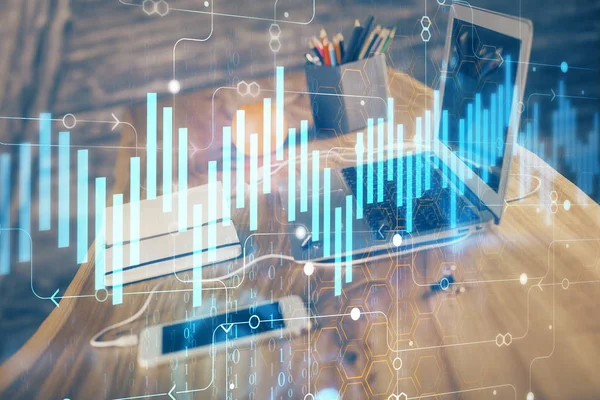 Holograma gráfico del mercado Forex y computadora personal en segundo plano. Doble exposición. Concepto de inversión. — Foto de Stock