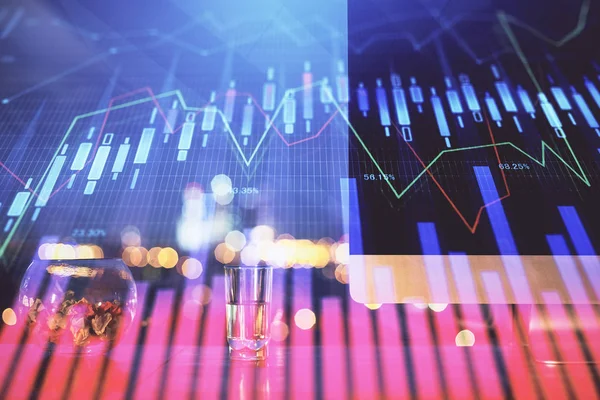 Arka planda eski pazar grafik hologramı ve kişisel bilgisayar var. Çifte maruziyet. Yatırım kavramı.