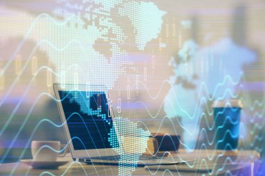 Masası ve kişisel bilgisayarı olan borsa grafiği. Çifte maruziyet. Mali analiz kavramı.