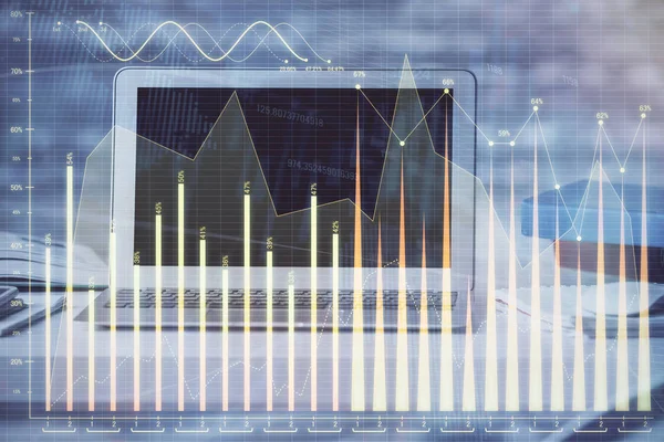 Financiële grafiek tekening en tabel met computer op de achtergrond. Dubbele belichting. Begrip internationale markten. — Stockfoto