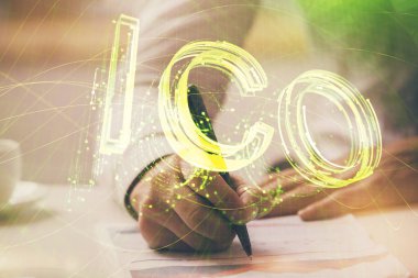 El becerisi olan bir iş adamı. Kripto para birimi kavramı.