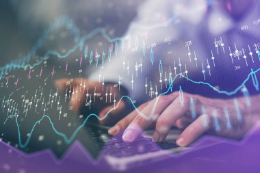 Arka planda ofiste bilgisayarda çalışan işadamı ile Forex grafiği. Sert çalışma kavramı. Çoklu pozlama.