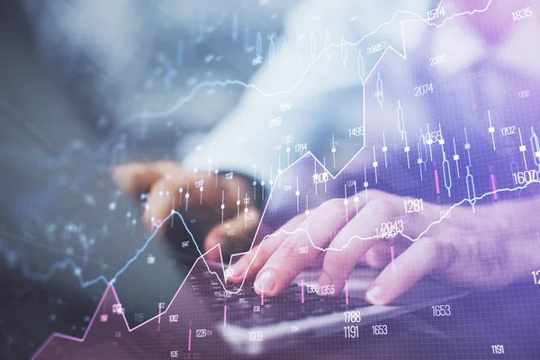 Forex Graph met zakenman typen op de computer in Office op de achtergrond. Concept van analyse. Dubbele belichting. — Stockfoto