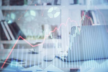 Masası ve kişisel bilgisayarı olan borsa grafiği. Çoklu maruz kalma. Mali analiz kavramı.