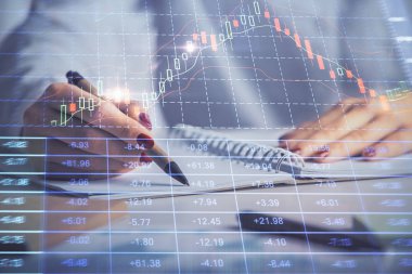 Forex grafik hologramı ile not lar yapan kadın ellerinin çift pozlama. Konsept borsa analizi.