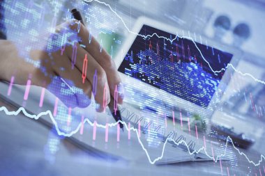 Finansal Forex grafiği el notları arka plan alarak çizilmiş. Araştırma kavramı. Çoklu pozlama