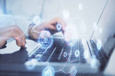 Teknoloji temalı hologramı olan bilgisayar geçmişi olan bir iş adamı. Büyük veri kavramı. Çift pozlama.