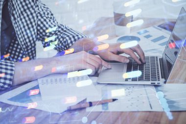 Teknoloji temalı dizüstü bilgisayarla çalışan bir iş adamı. Büyük veri kavramı. Çift pozlama.