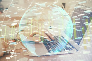 Arka planda dizüstü bilgisayarda çalışan iş adamlarının çoklu pozları. Uluslararası iş hologramı önde. Başarı kavramı.