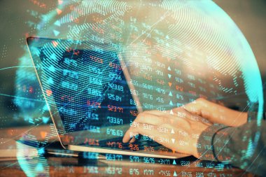 Arka planda dizüstü bilgisayarda çalışan iş adamlarının çoklu pozları. Uluslararası iş hologramı önde. Başarı kavramı.