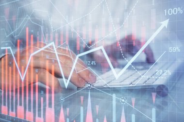 Arka planda ofiste bilgisayarda yazan adam ile grafik çift pozlama. Sıkı çalışma kavramı.