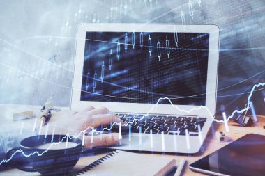 Arka planda ofiste bilgisayarda çalışan işadamı ile Forex grafiği. Sert çalışma kavramı. Çift Pozlama.