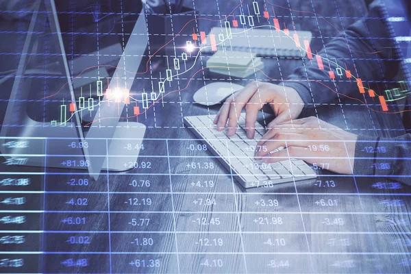 Adam ile mali grafik çift pozlama arka planda ofiste çalışır. Analiz kavramı.