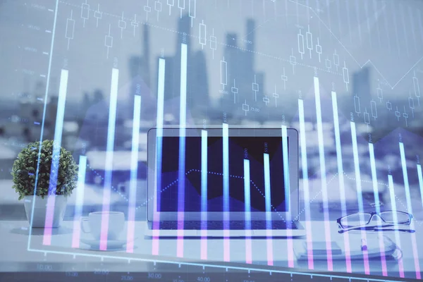 Holograma gráfico de Forex en la tabla con el fondo de la computadora. Exposición múltiple. Concepto de mercados financieros. — Foto de Stock