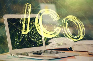 Engelleme zinciri ve kripto ekonomi temalı hologram ve bilgisayar geçmişi olan bir masa. Bitcoin kripto para kavramı.