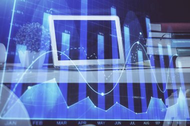 Kişisel bilgisayar arkaplanına çizilmiş borsa hologramı. Çoklu maruz kalma. Yatırım kavramı.