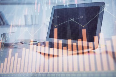 Kişisel bilgisayar arkaplanına çizilmiş borsa hologramı. Çoklu maruz kalma. Yatırım kavramı.