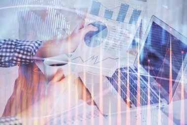 İki kez el ve iş simgeleriyle birlikte not defteri. Uluslararası iş kavramı.