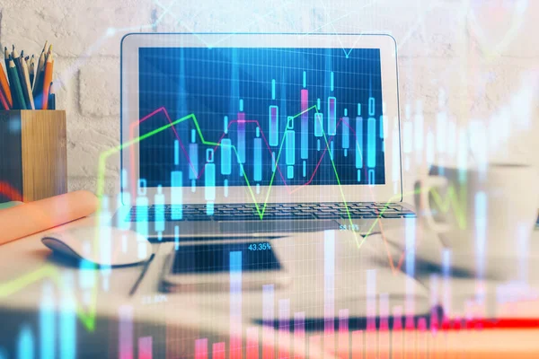 Holograma gráfico do mercado Forex e fundo do computador pessoal. Dupla exposição. Conceito de investimento. — Fotografia de Stock