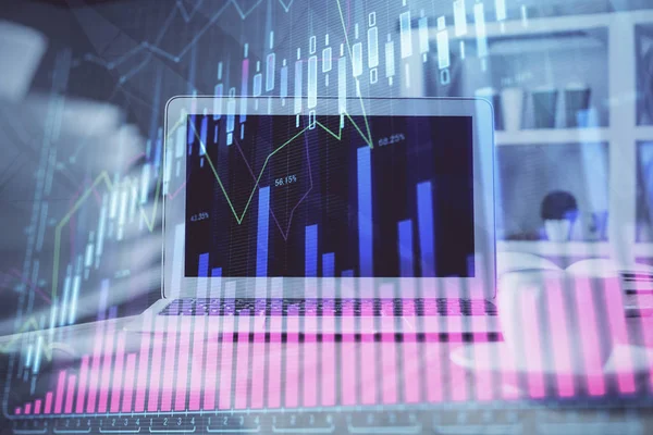 Holograma gráfico del mercado Forex y antecedentes personales de la computadora. Exposición múltiple. Concepto de inversión. —  Fotos de Stock