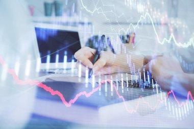 Finansal grafik WOMANS el notları arka plan alarak görüntülenir. Araştırma kavramı. Çift Pozlama