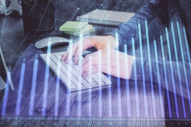 Arka planda ofiste bilgisayarda işadamı yazarak stok grafiği. Analiz kavramı. Çift Pozlama.