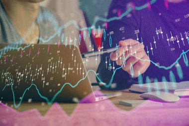 Arka planda ofiste bilgisayarda işadamı yazarak Forex grafiği. Analiz kavramı. Çift Pozlama.