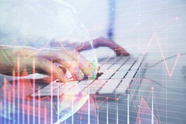 Arka planda ofiste bilgisayarda çalışan işadamı ile Forex grafiği. Sert çalışma kavramı. Closeup. Çoklu pozlama.