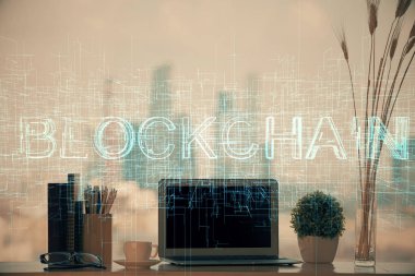 Engelleme zinciri ve kripto ekonomi temalı hologram ve bilgisayar geçmişi olan bir masa. Bitcoin kripto para kavramı.